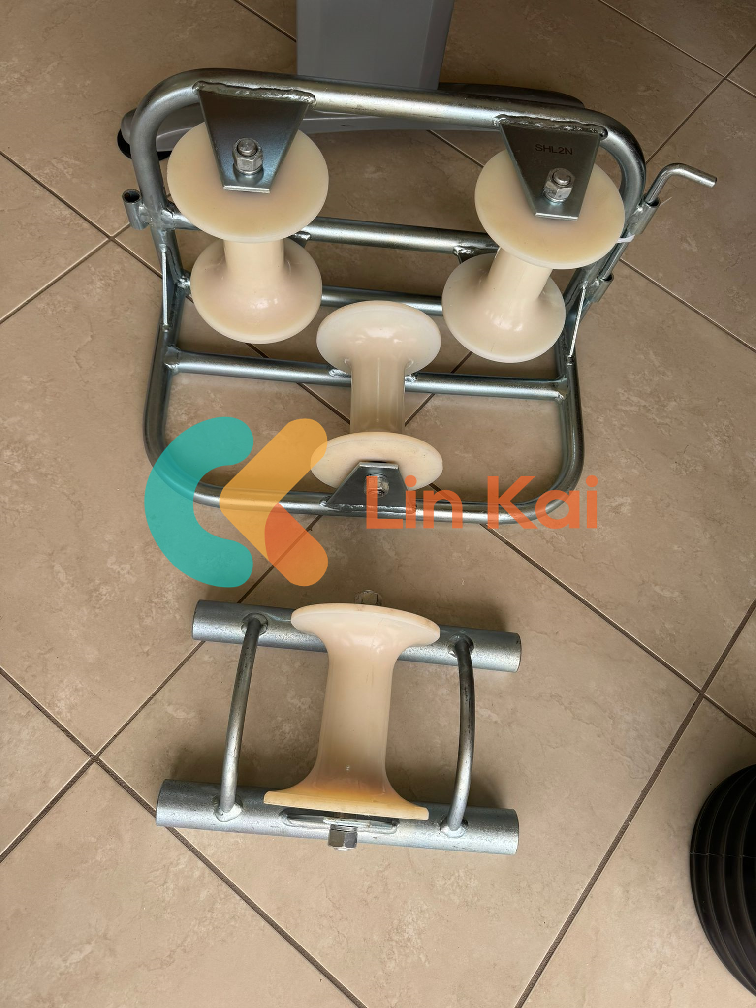 Quais são as funções principais do rolo de aterramento de cabos?